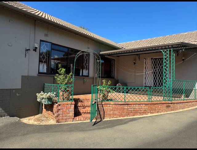3 BEDROOM FREEHOLD FOR SALE IN SCOTTSVILLE EXT